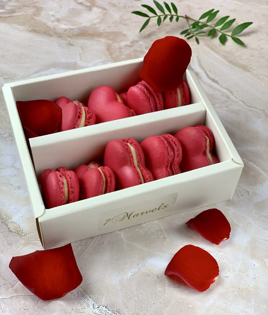 Box of 10 heart macarons