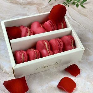 Box of 10 heart macarons