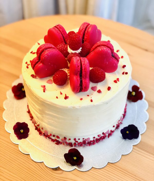 raspberry and macarons cake